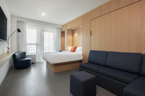 蒙特利尔ITHQ酒店的酒店客房,配有床和沙发