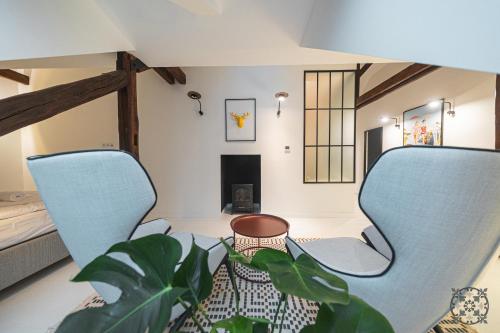 鲍洛通塞派兹德Villa Chez les Amis - Adults only的客厅配有两把椅子和植物