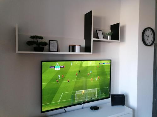 克鲁舍瓦茨Apartman Breza 3的客厅里的电视,带有足球游戏