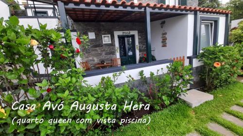 里韦拉布拉瓦Casa Velha D Fernando e Casa Avó Augusta的一座带花园的房子和通往前门的路径