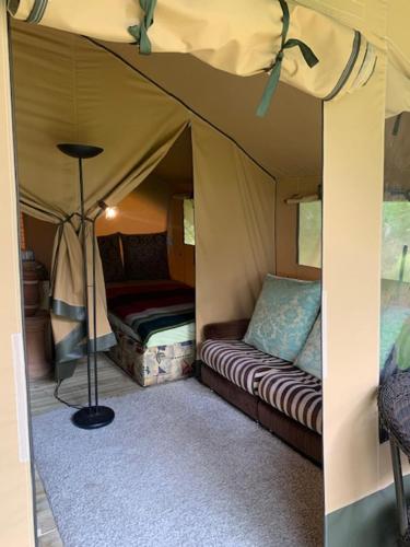 BeverstedtIQBAL Hütte - Luxus Zelt, Whirlpool extra的帐篷内带两张床的房间