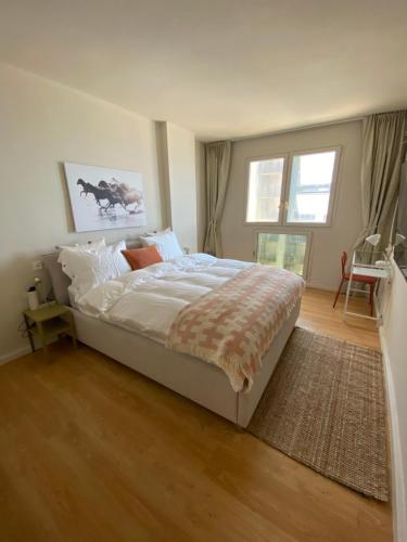 荷兹利亚spacious real two bedrooms at the daniel hotel的一间卧室设有一张大床和两个窗户。