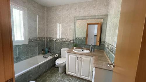 林孔-德拉维多利亚Casa Sol & Mar, Rincon de la Victoria, Malaga的一间带水槽、浴缸和卫生间的浴室