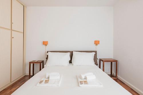 罗马Vatican View Apartment - Zen Real Estate的卧室配有白色的床和两张桌子