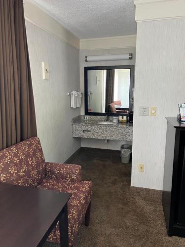 圣伊尼亚斯湖畔品质旅馆的酒店客房设有沙发和镜子
