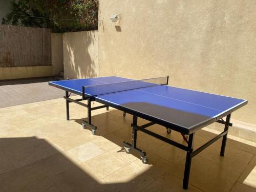 AdderetLa Villa Toscana: Pool & Elah Valley vineyard view的天井上的蓝色乒乓球桌