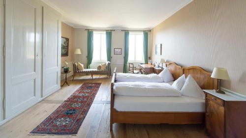 Sankt Petersinsel圣彼得半岛修道院酒店的客厅配有2张白色沙发和1张桌子