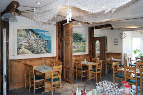 布雷格Hotel Windland的餐厅拥有木墙和桌椅