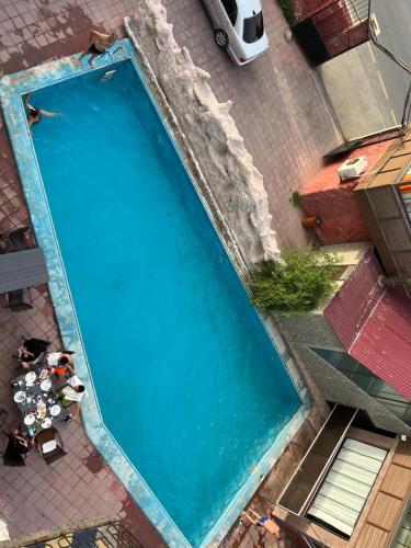 巴库Mardin Hotel Novxanı的空游泳池的顶部景色