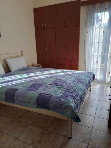 凯法利尼亚岛Kali’s comfort的一间卧室配有一张床和木制橱柜