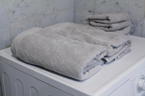 赫尔辛基Idas AirBnB的洗衣机上堆着的毛巾