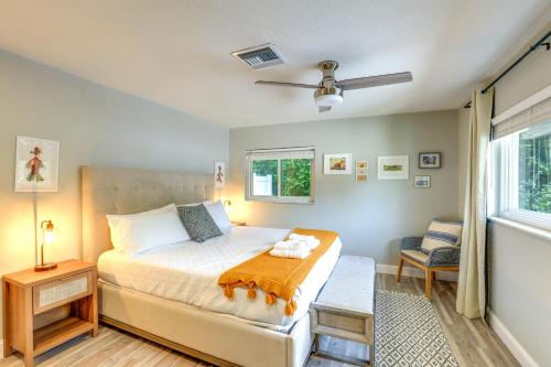 维洛海滩Vero Beach Vacation Rental Pool and Putting Green!的一间卧室设有一张床和一个窗口