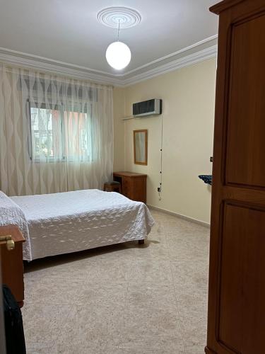 胡塞马Sfiha/Hoceima huis的一间卧室设有一张床和一个窗口