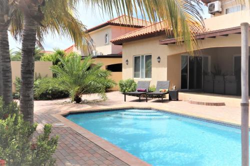 棕榈滩蛋白石别墅的房屋前的游泳池