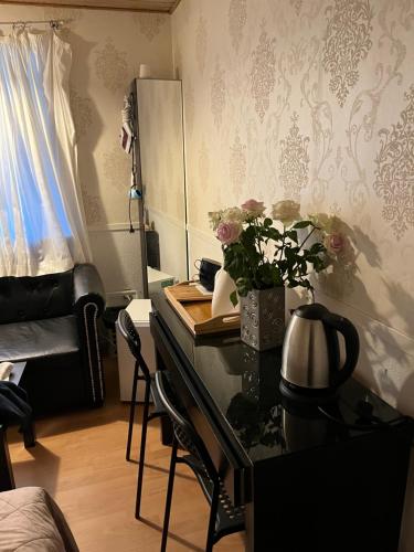 比伦德Accommodation的客房设有带镜子和鲜花的书桌。