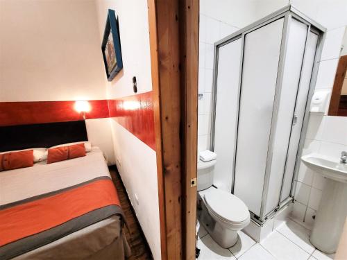瓦尔帕莱索Maki Hostels & Suites Valparaiso的一间带卫生间和水槽的小浴室