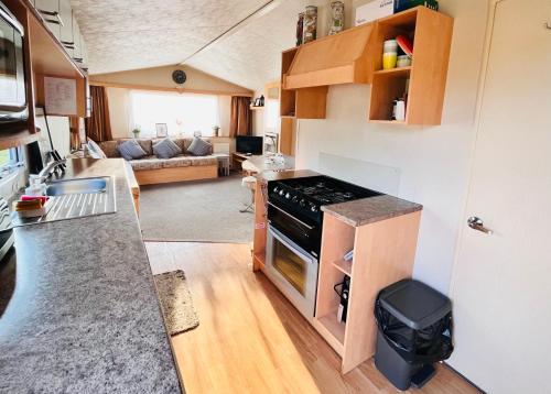 ParkestonLola’s Caravan. Your home away from home.的一间厨房和客厅,位于一个小房子里