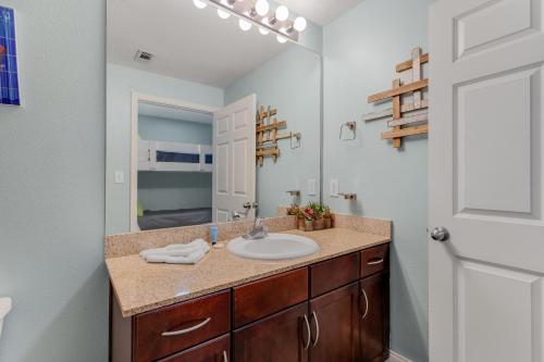 巴拿马城海滩Laketown Wharf 335! 1 BD, 2 Bathroom with Amazing Amenities的一间带水槽和镜子的浴室
