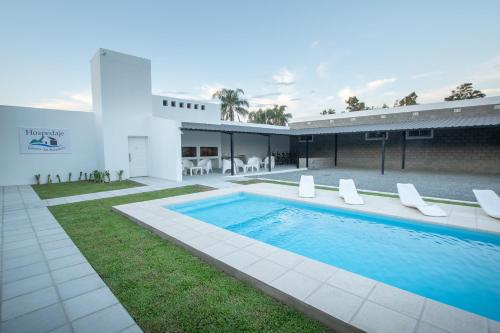 巴拉德罗APART HOTEL RIBERA DEL BARADERO pileta climatizada的一座房子后院的游泳池