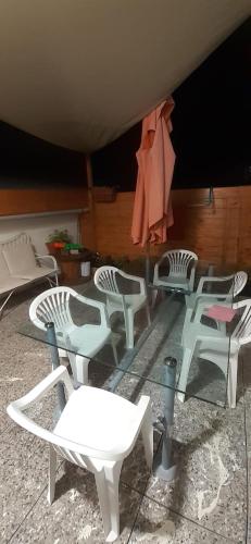 维亚雷焦appartamento vale的坐在庭院里的一组白色椅子