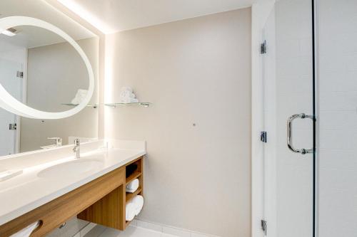 兀兰万豪休斯顿伍德兰春季山丘套房酒店的一间带水槽和镜子的浴室