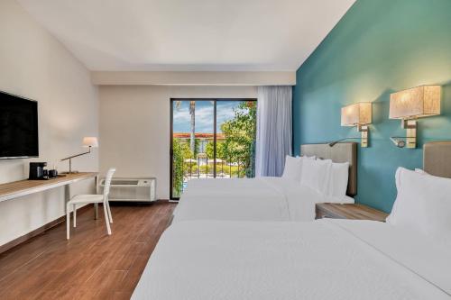 瓦哈卡市瓦哈卡嘉年华酒店的酒店客房设有两张床和电视。