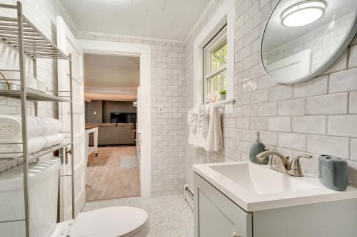 ClaremontOutdoorsy Oasis with Screened Porch in Claremont的白色的浴室设有水槽和镜子