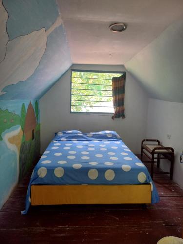 GuachacaEco-Cafe El Mirador的一间卧室配有一张壁画床