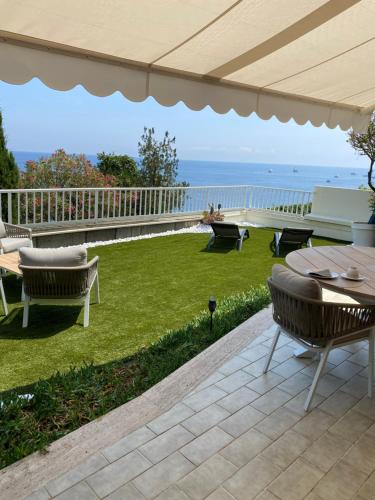 罗克布吕讷-卡普马丹Cap d.Azur的一个带桌椅的庭院和大海