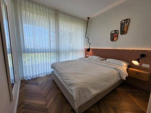 凯撒利亚lasuita-exclusive suites ceserea-sunset suite的一间卧室设有一张大床和一个大窗户
