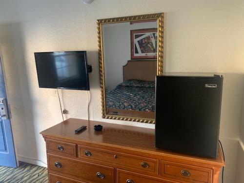 奥斯汀奥斯丁豪华酒店的梳妆台上带镜子的电视机