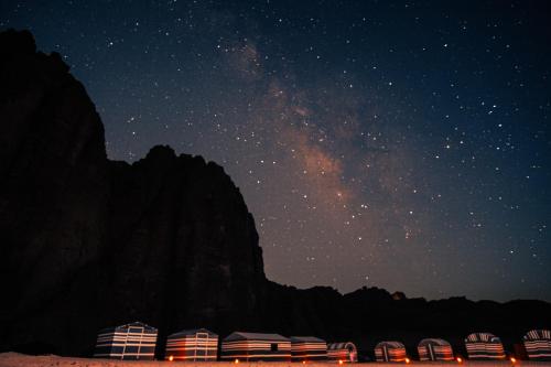 瓦迪拉姆Bedouin Nights Camp的星星之夜,以乳白色调