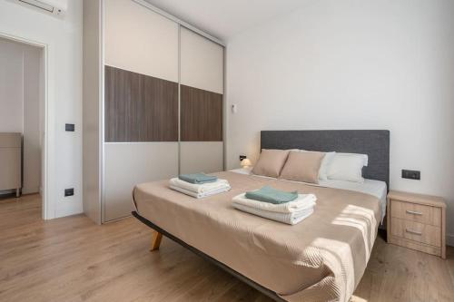 米利尼Villa 64 Apartment #2的一间卧室配有一张大床和两个枕头