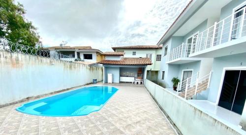 塞古罗港Paz e Sossego no Paraíso dos Pataxos com 2 Quartos Completo的一座房子后院的游泳池