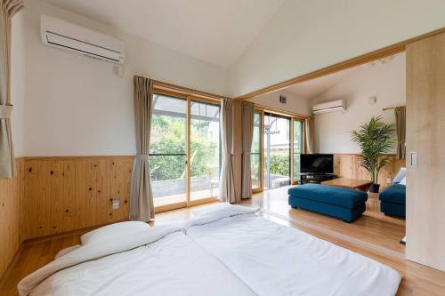 舞鹤市Seaside Villa Nagi的一间带大床的大卧室和一间客厅