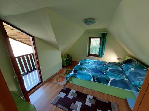 BăniţaCabană cu teren de tenis的阁楼上的卧室配有一张大床