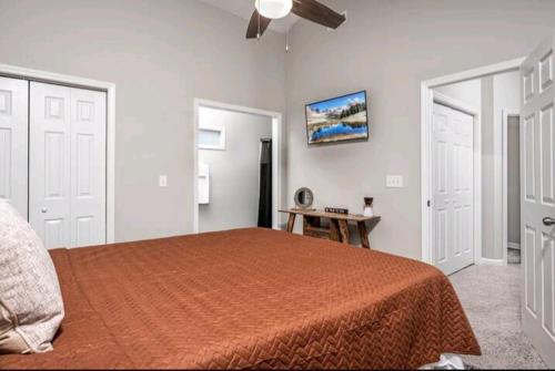 落基山Beautiful home的一间卧室配有一张大床和吊扇