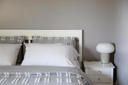 基洛纳Yucca Tree-Licensed的卧室配有白色的床和白色灯