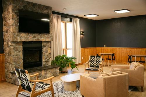 南福克LOGE Wolf Creek的客厅设有壁炉和电视。