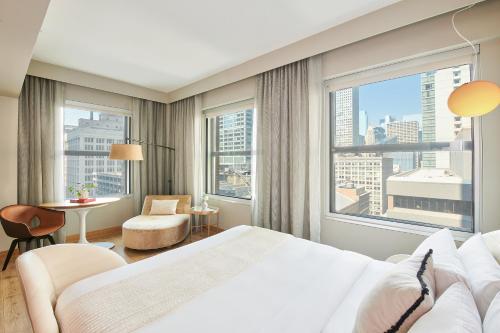 芝加哥芝加哥维京酒店的酒店客房设有一张床和一个大窗户