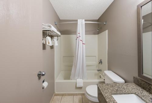 曼斯费尔德Red Roof Inn Mansfield的浴室配有卫生间、浴缸和水槽。
