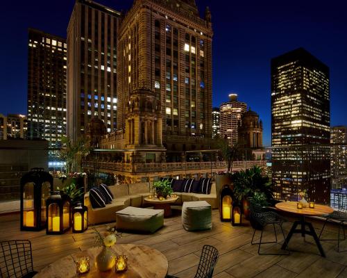 芝加哥芝加哥维京酒店的屋顶庭院,晚上可欣赏到城市美景