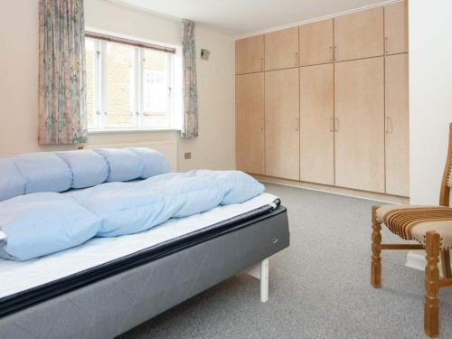霍耶Holiday home Højer III的一间卧室配有一张带蓝色枕头的床。