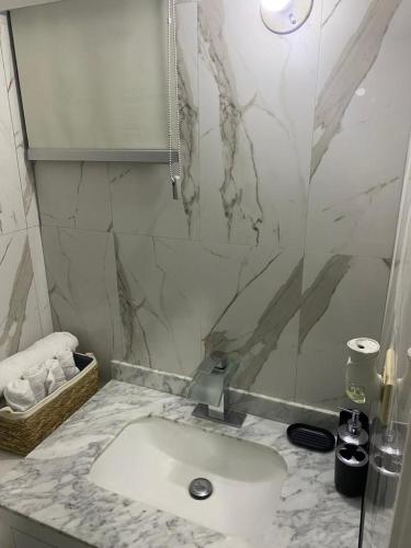 蒙特哥贝City View Luxury Home的白色的浴室设有水槽和淋浴。