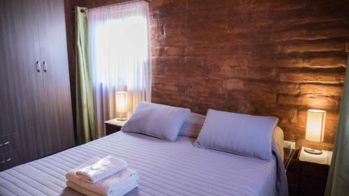 圣佩德罗·德·阿塔卡马索洛旅馆的一间卧室配有带毛巾的床