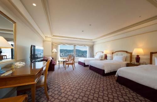 京都日航国际酒店的酒店客房设有两张床、一张桌子和一台电视。