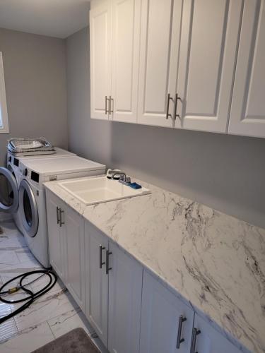 布兰普顿Individual home的厨房配有水槽和洗衣机