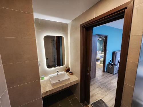 头顿BEARBRICK homestay near beach, CSJ Tower Apartment Vung Tau的一间带水槽和镜子的浴室