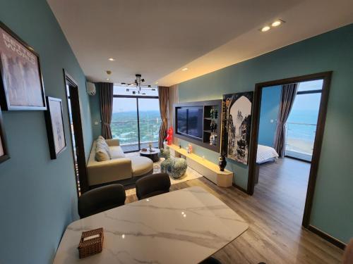 头顿BEARBRICK homestay near beach, CSJ Tower Apartment Vung Tau的海景客厅