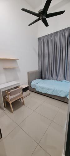 马西Kid Slide Family Apartment with 2 Bedroom + 2 Bath的带沙发和吊扇的客厅